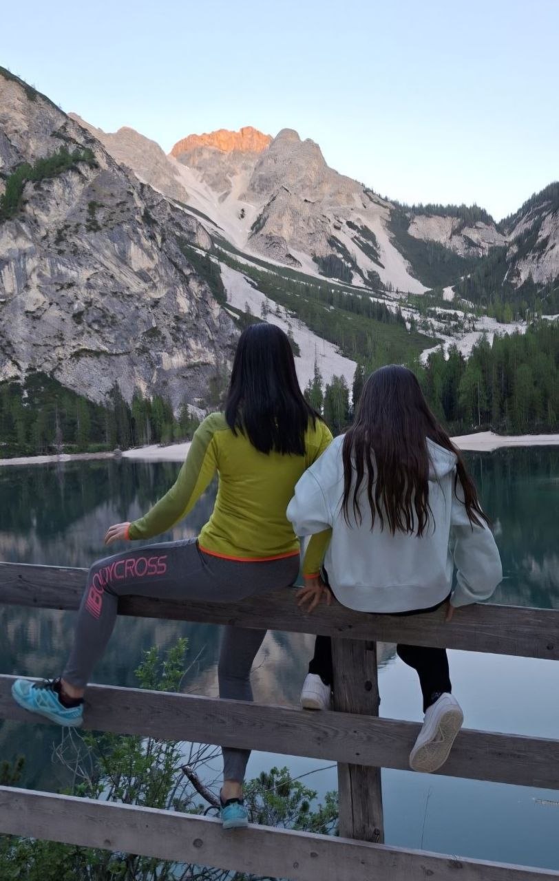 Margit mit Tochter am Bergsee